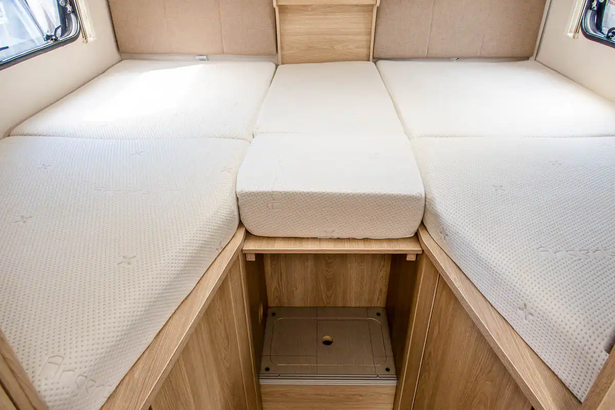 704CD2 17 2019 Elddis Raphael YJ19FCC