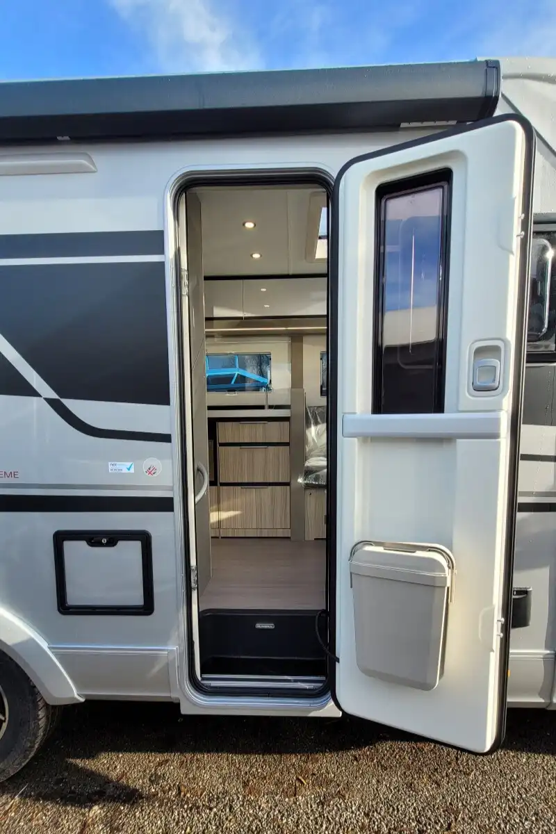 76B3D6 07 Adria CompactSupremeDL SMC15818