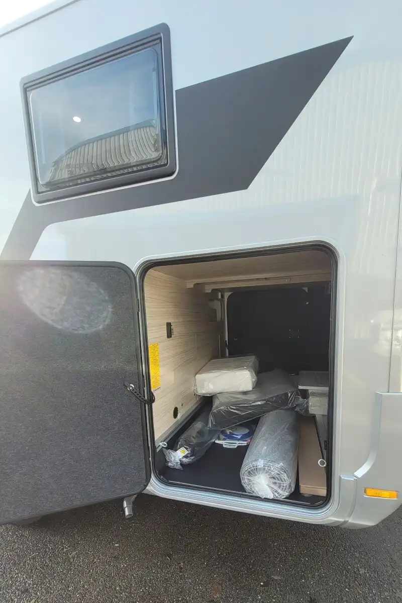 76B3D6 08 Adria CompactSupremeDL SMC15818
