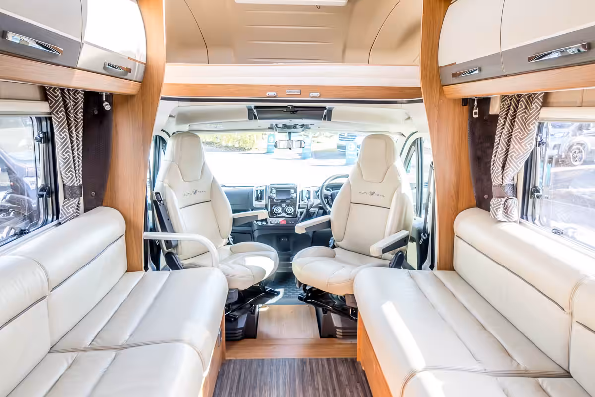 738C76 09 Autotrail Comanche LC19YVV