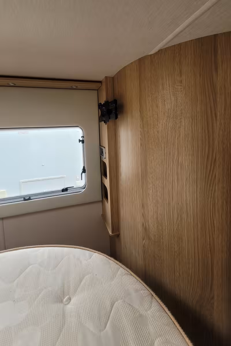 75EAEE 30 Autotrail GF80 DU24UCW