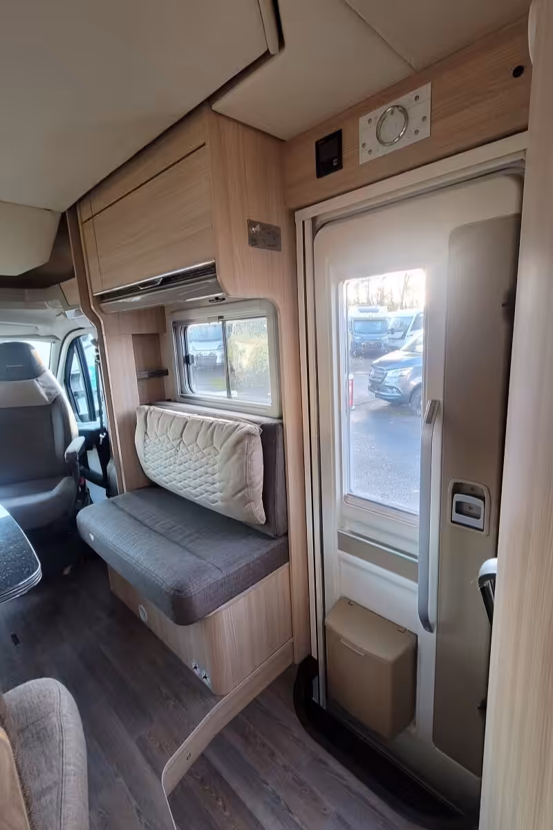 76C4F2 17 Burstner IxeoIT728G WA17EVM