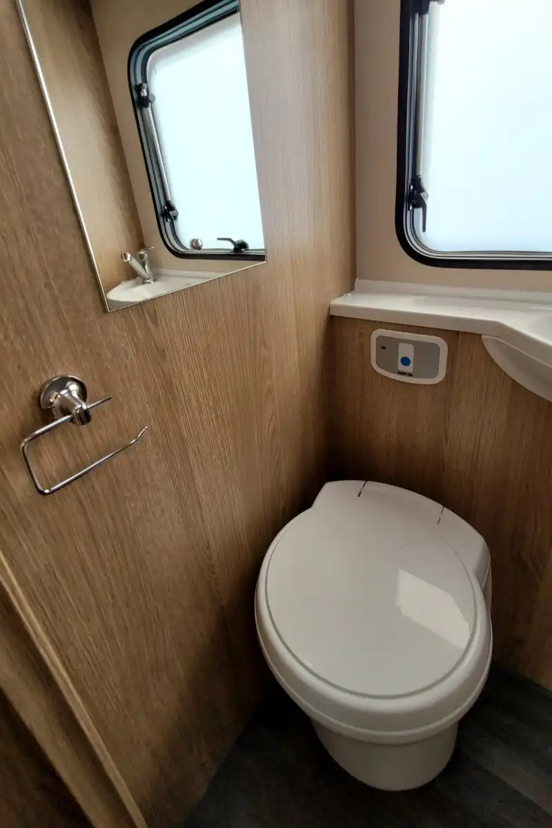 727096 33 Autotrail Imala736G R2Z65802