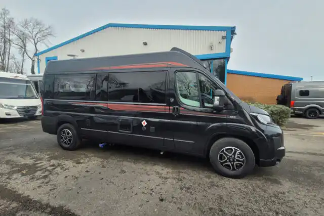 76727A 02 Autotrail VLine610Sport SG064034