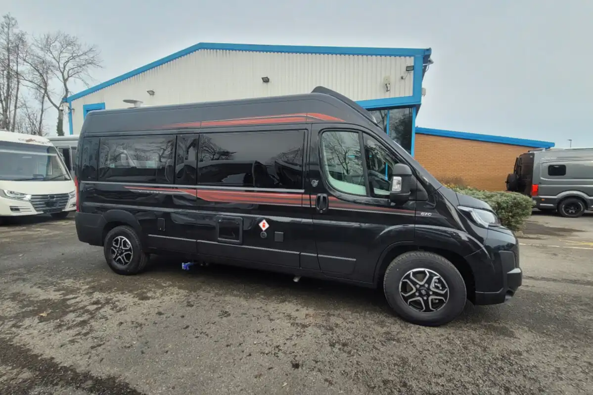 76727A 02 Autotrail VLine610Sport SG064034