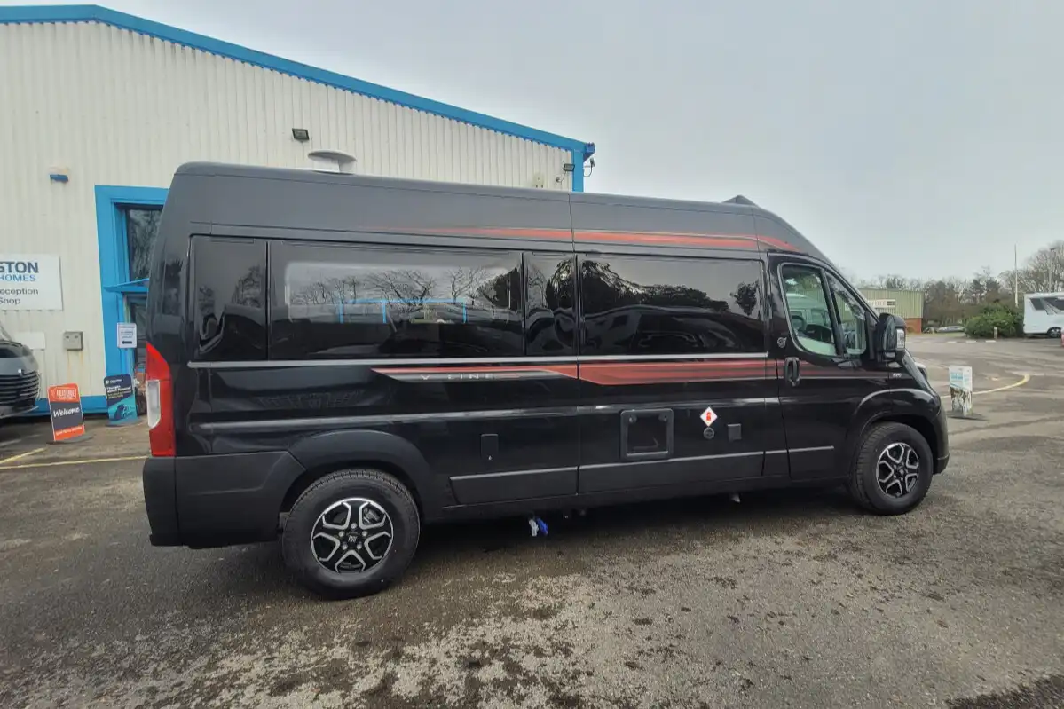 76727A 03 Autotrail VLine610Sport SG064034