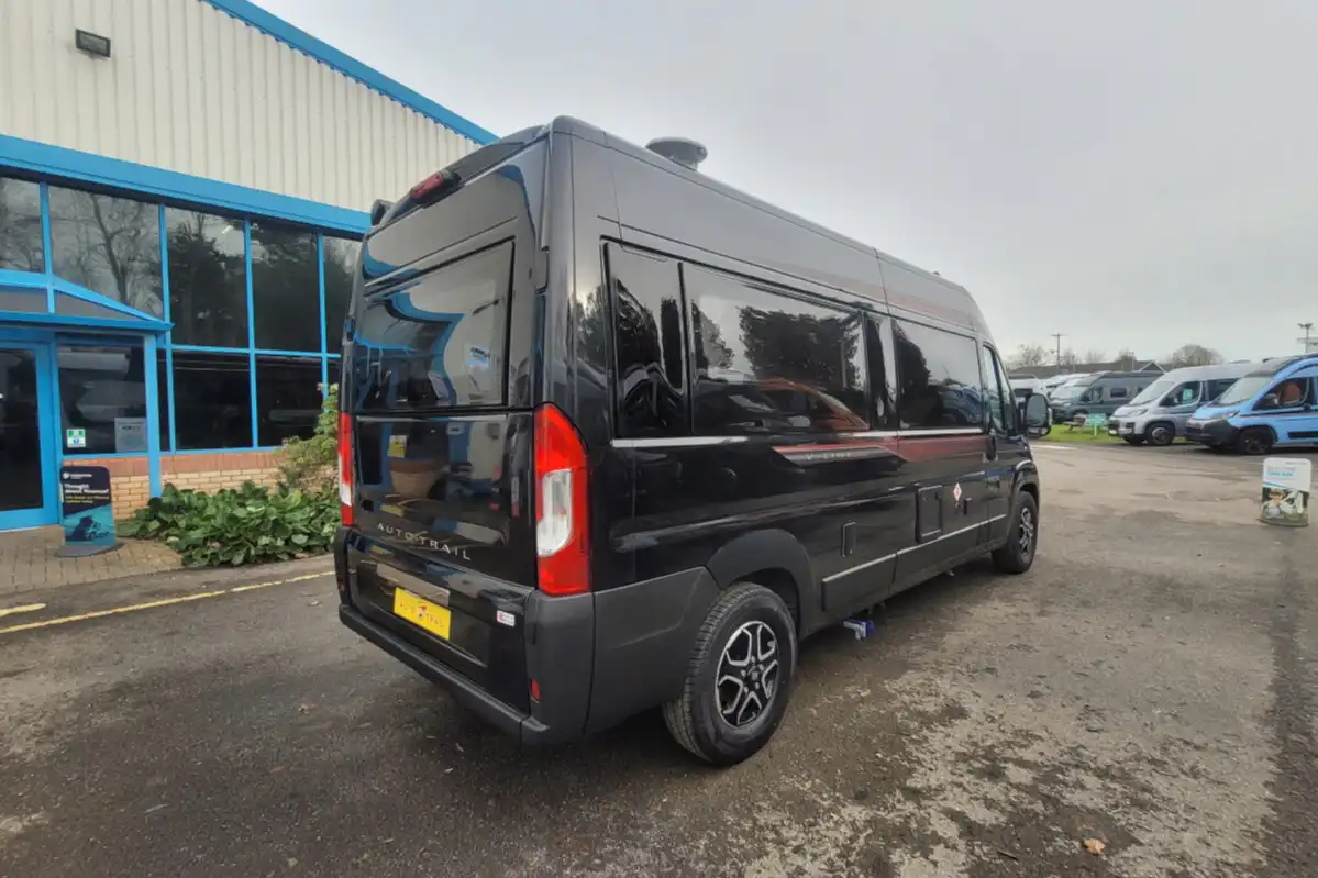 76727A 04 Autotrail VLine610Sport SG064034