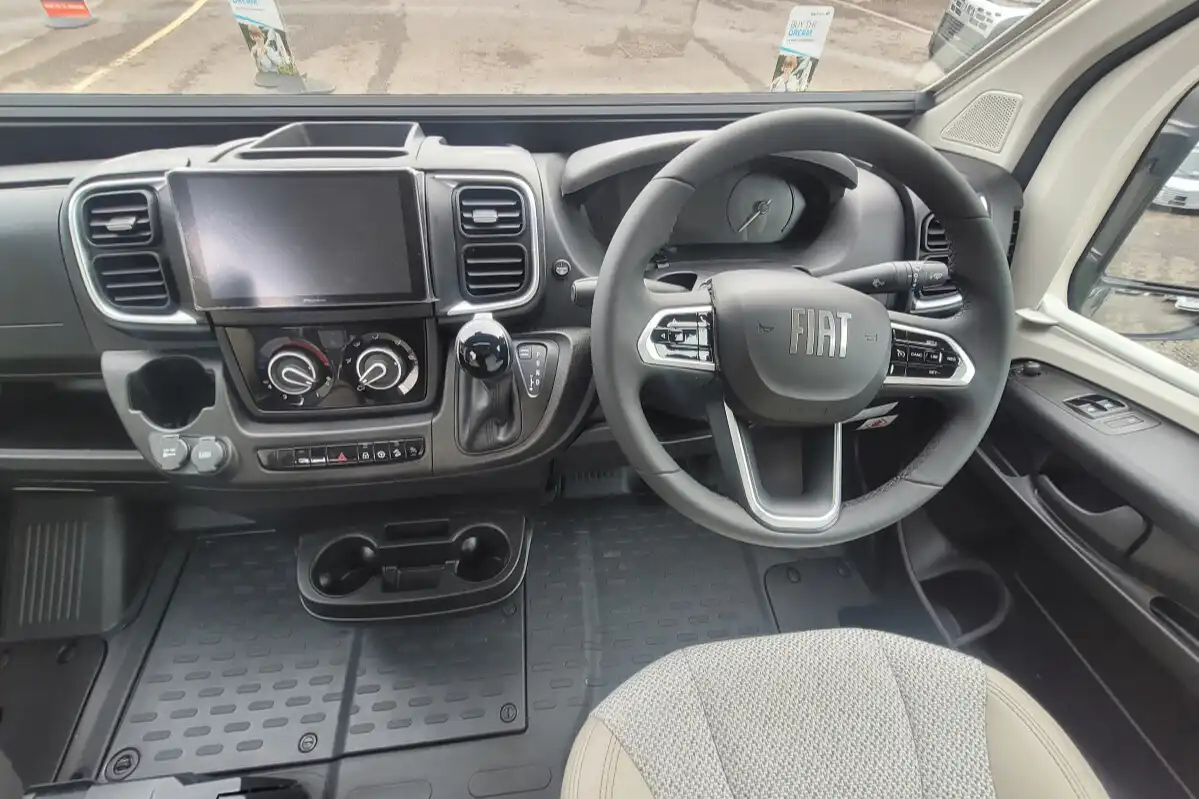 76727A 09 Autotrail VLine610Sport SG064034