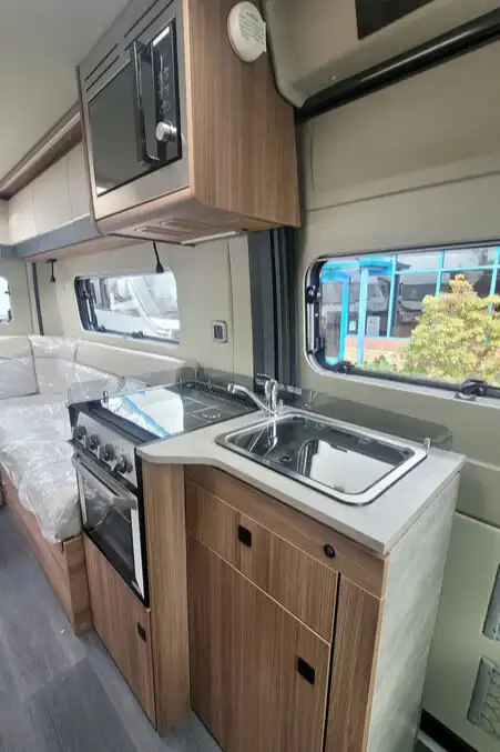 76727A 12 Autotrail VLine610Sport SG064034