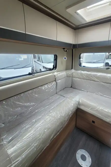 76727A 21 Autotrail VLine610Sport SG064034