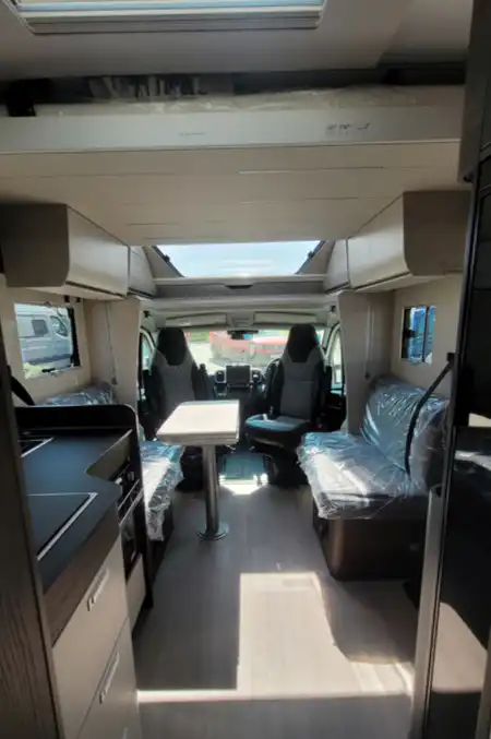 76B3C6 14 Adria MatrixSupreme670DC TMC45365