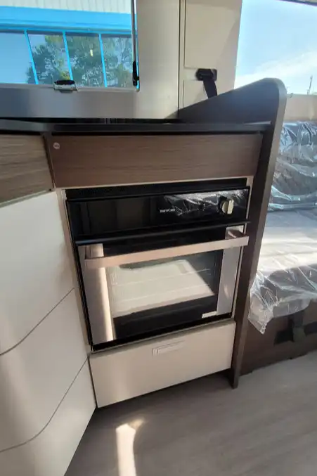 76B3C6 18 Adria MatrixSupreme670DC TMC45365