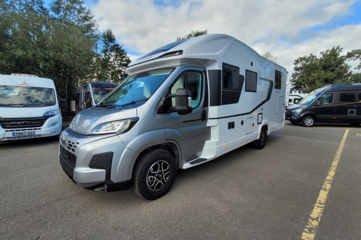 78B64E 08 Adria Coral Select 670DL TMD15569