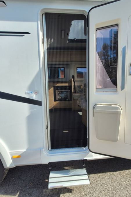 78B64E 09 Adria Coral Select 670DL TMD15569