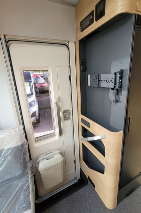 78B64E 15 Adria Coral Select 670DL TMD15569