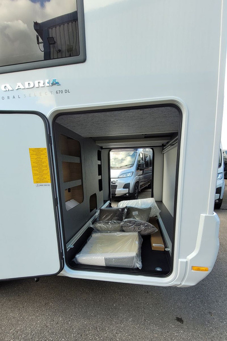 78B64E 37 Adria Coral Select 670DL TMD15569