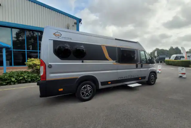 791482 03 Malibu Van Comfort GT Skyview 640 LE TMC66308
