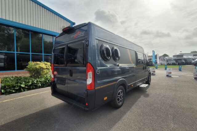 7915AA 03 Malibu Van First Class Two Rooms 640 LE RB TMC68374