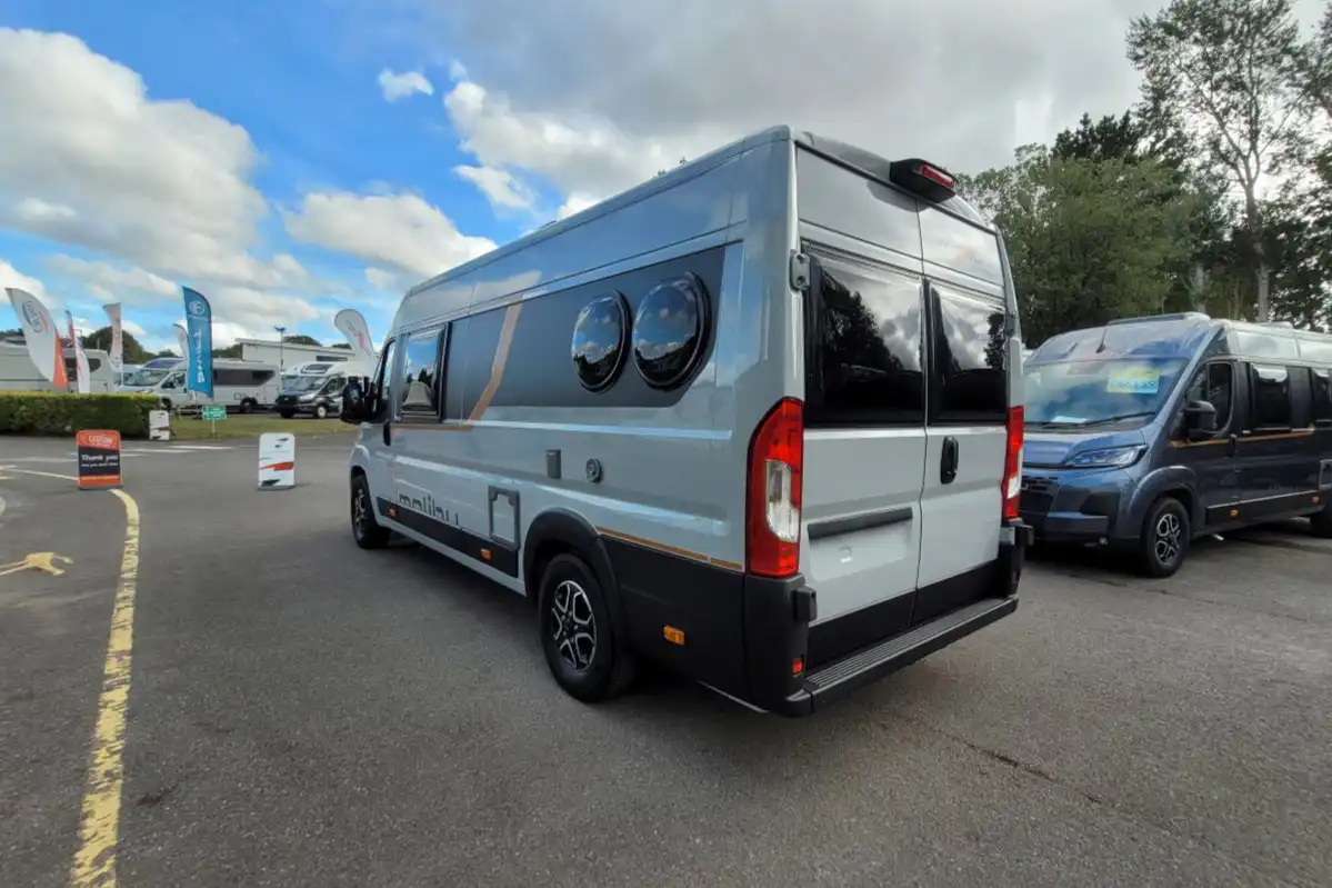 7915B6 09 Malibu Vanfirstclass Tworooms 640LERB TMC68236
