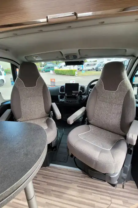 7915B6 13 Malibu Vanfirstclass Tworooms 640LERB TMC68236