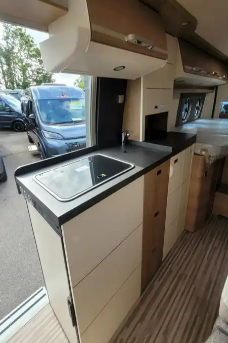 7915B6 18 Malibu Vanfirstclass Tworooms 640LERB TMC68236