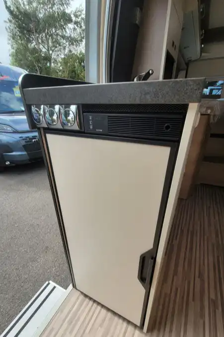 7915B6 19 Malibu Vanfirstclass Tworooms 640LERB TMC68236