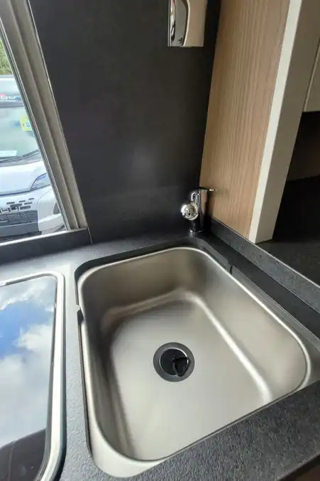 7915B6 22 Malibu Vanfirstclass Tworooms 640LERB TMC68236