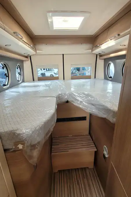 7915B6 25 Malibu Vanfirstclass Tworooms 640LERB TMC68236