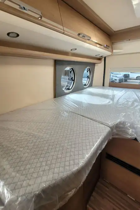 7915B6 26 Malibu Vanfirstclass Tworooms 640LERB TMC68236