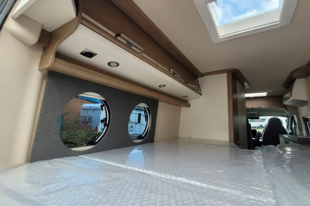 7915B6 29 Malibu Vanfirstclass Tworooms 640LERB TMC68236