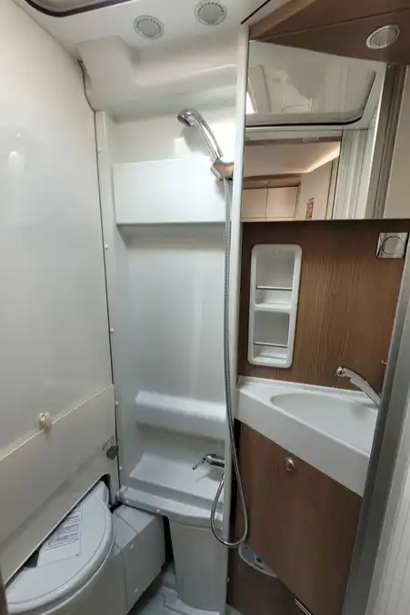 7915B6 31 Malibu Vanfirstclass Tworooms 640LERB TMC68236