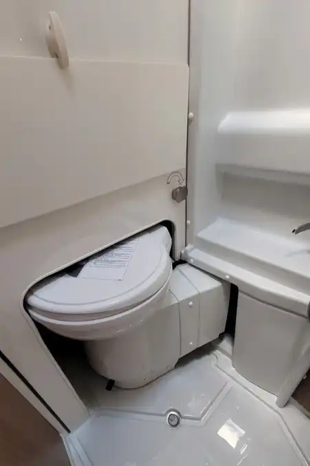 7915B6 33 Malibu Vanfirstclass Tworooms 640LERB TMC68236