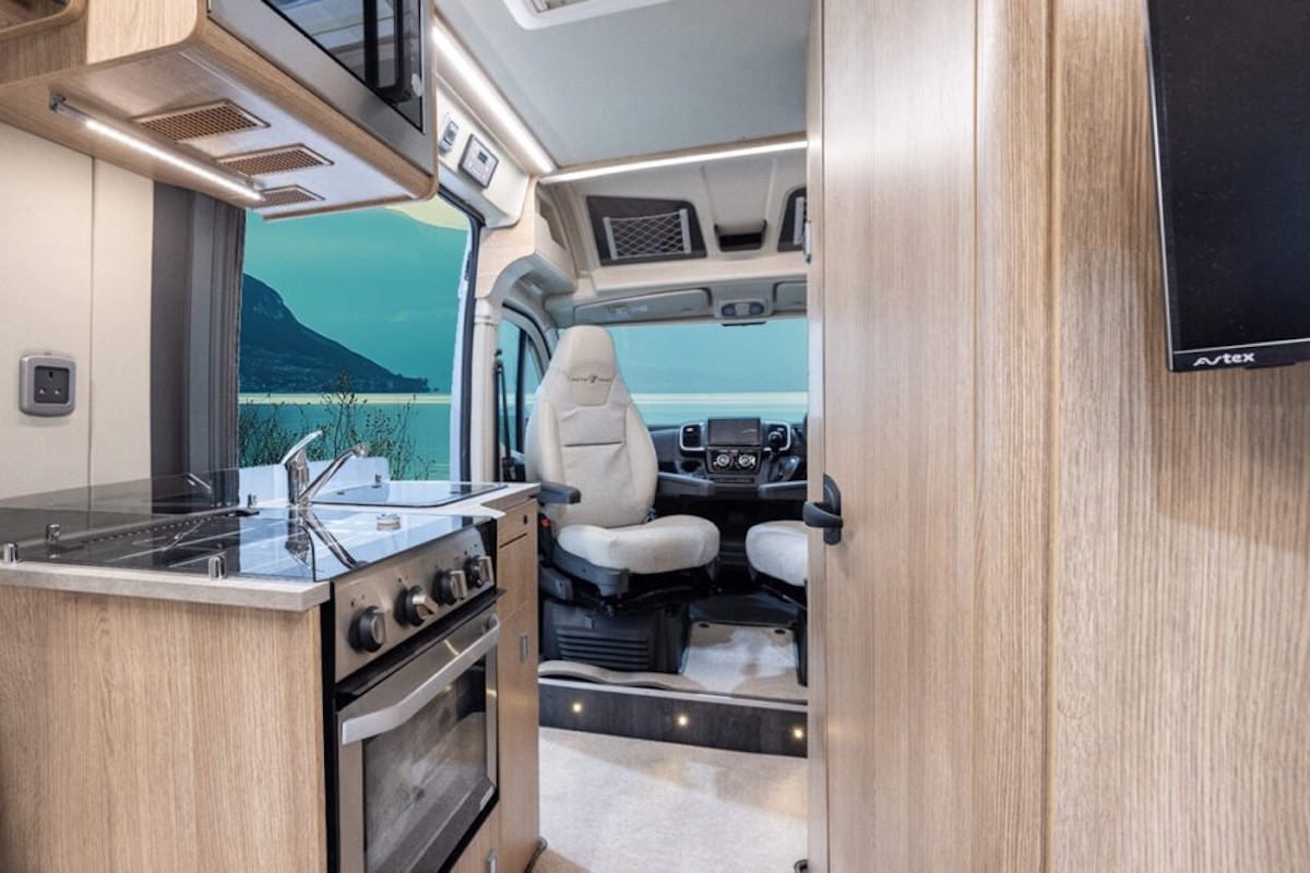 AT V Line SE Interior 1