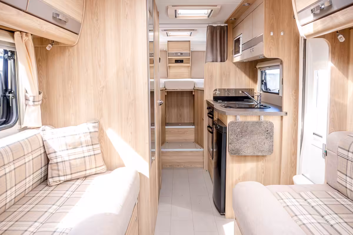 704CD2 09 2019 Elddis Raphael YJ19FCC