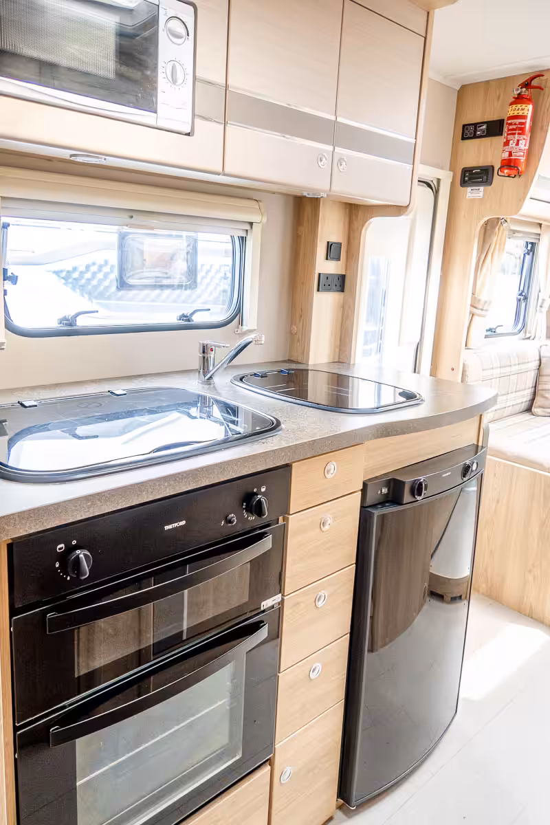 704CD2 11 2019 Elddis Raphael YJ19FCC