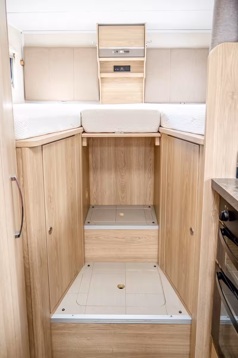 704CD2 15 2019 Elddis Raphael YJ19FCC