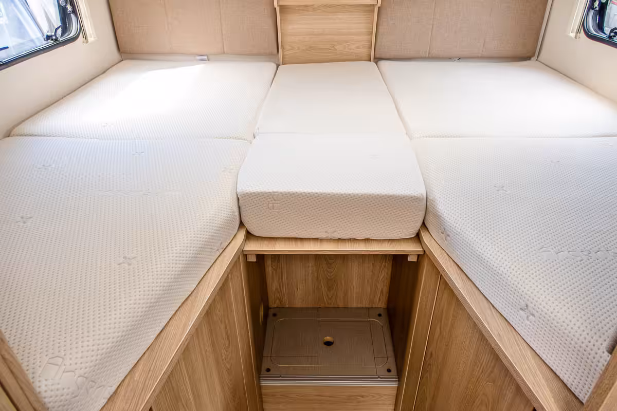 704CD2 17 2019 Elddis Raphael YJ19FCC