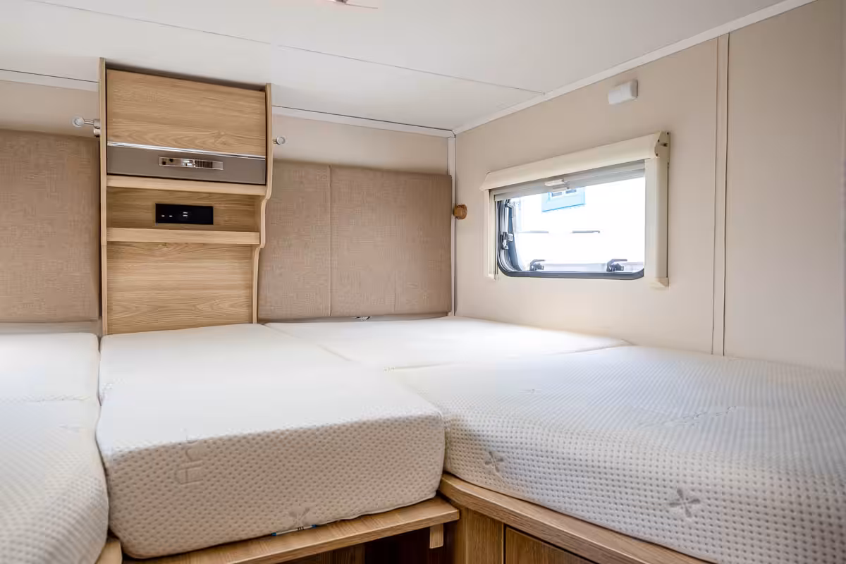 704CD2 19 2019 Elddis Raphael YJ19FCC