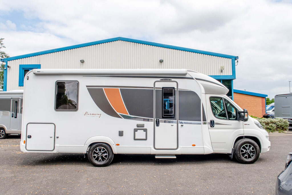 6DB92A 02 2019 Burstner Lyseo745 RX19HBN