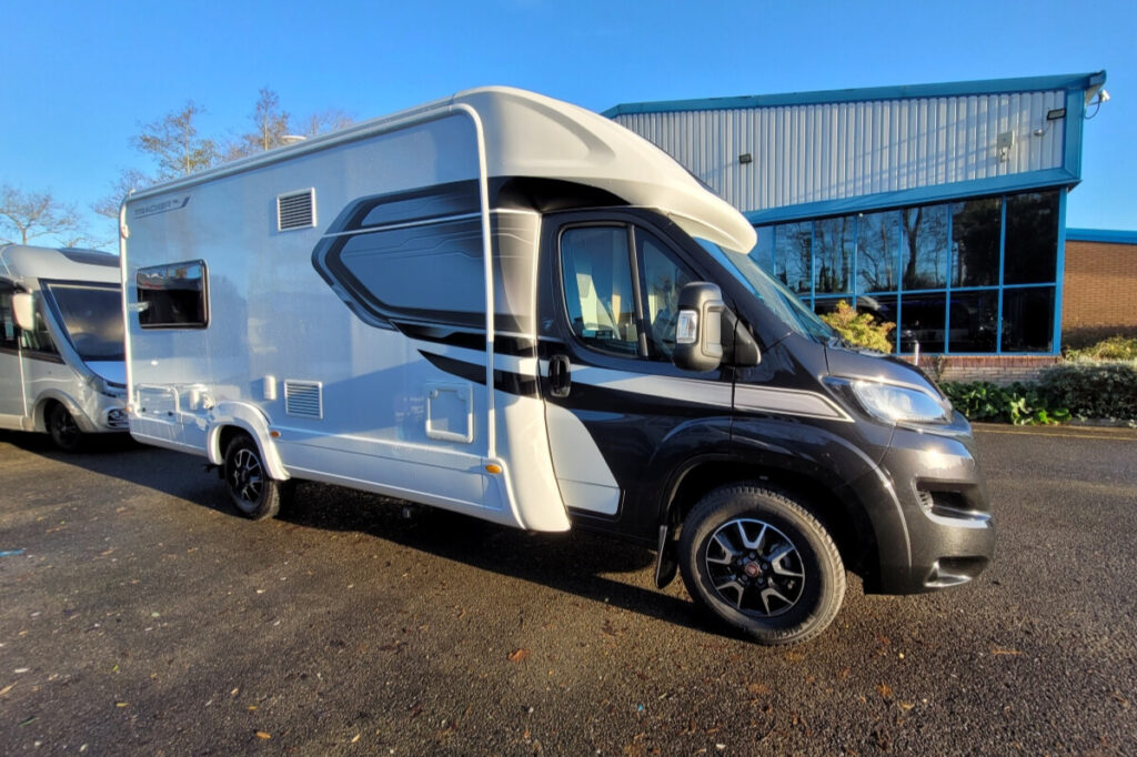 7688E2 02 Autotrail TrackerRL WJ24VHA