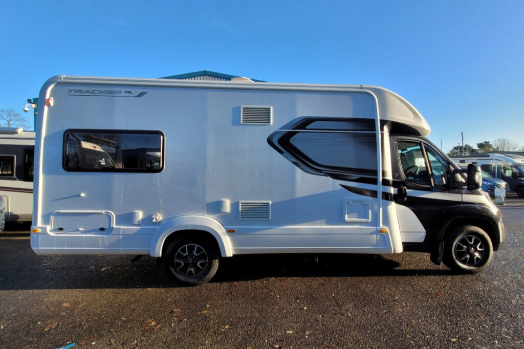 7688E2 03 Autotrail TrackerRL WJ24VHA