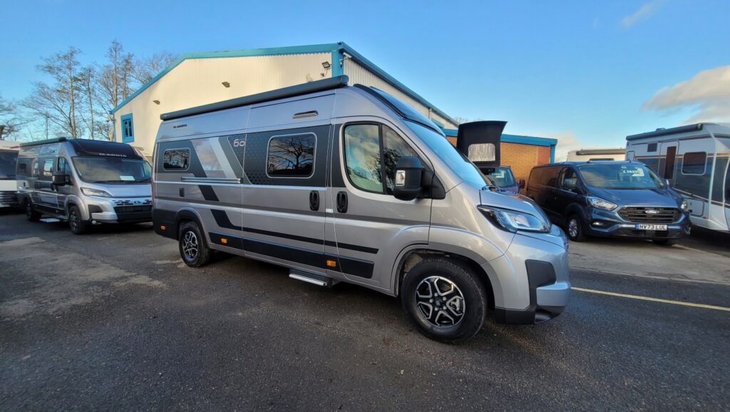 76B352 02 Adria Twin640SGX60thAnniversary SMC00511