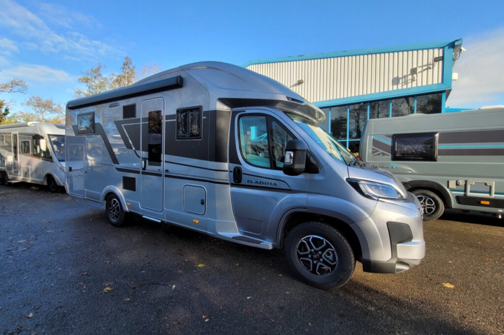 76B38E 02 Adria CoralSupreme670DL SMB85523