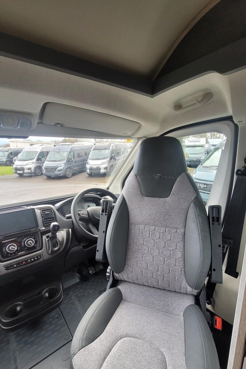 7666F6 11 Autotrail Expedition66 SG064052