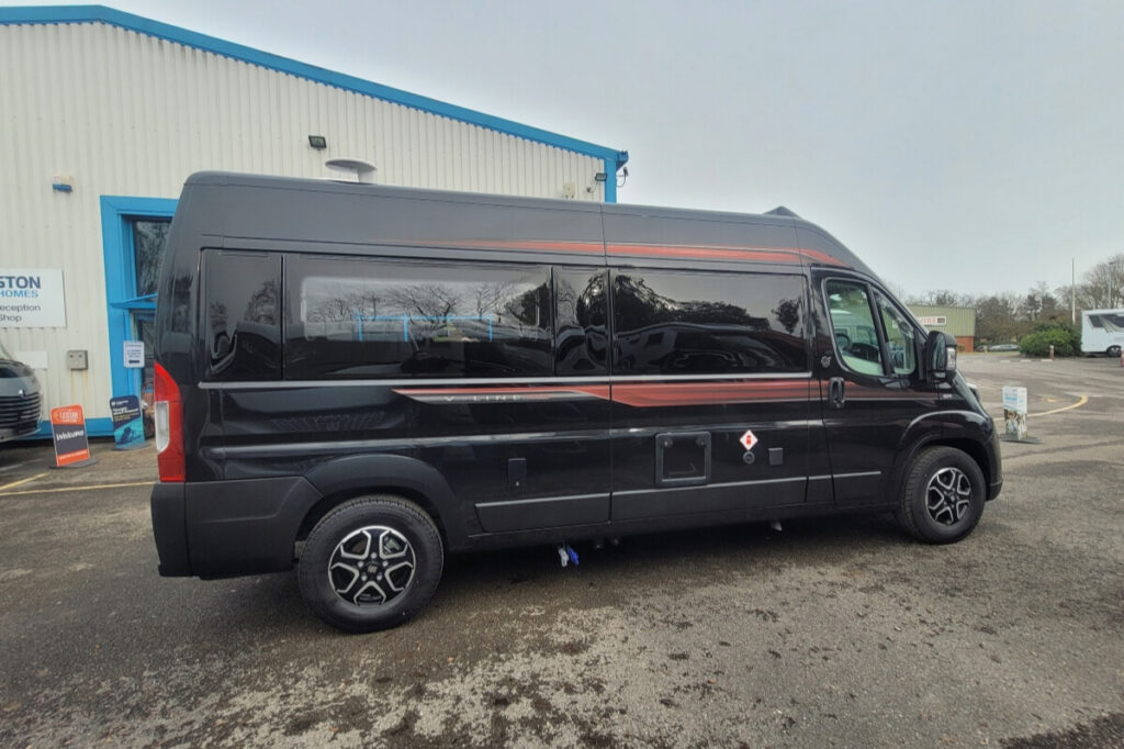 76727A 03 Autotrail VLine610Sport SG064034