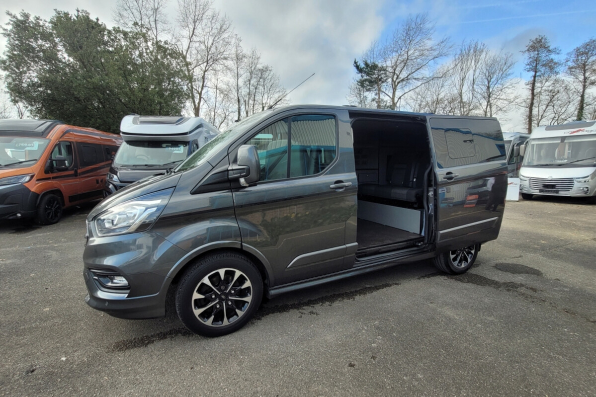 776B16 05 Ford TransitCustomSport KW18NGX