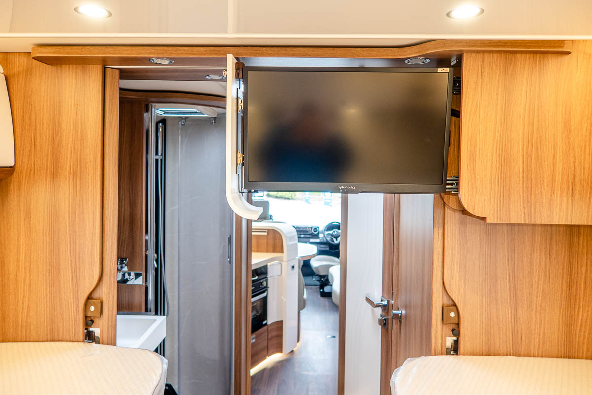 6E1DFA 44 2024 Carthago ChicELinei61XL MercedesRN306712