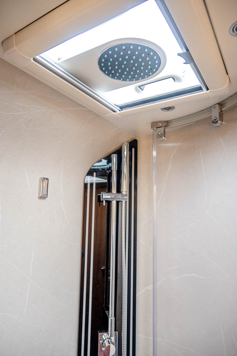 6E1DFA 50 2024 Carthago ChicELinei61XL MercedesRN306712