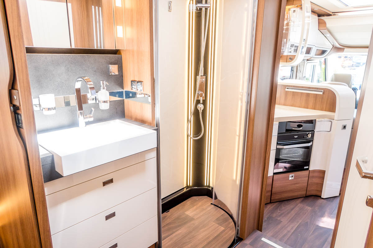 6E1E02 48 2025 Carthago ChicELinei64XL SN320534