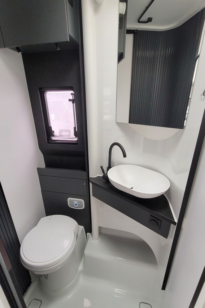 733302 33 Adria CompactMaxDL S9058201